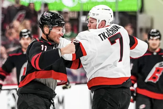 Brady Tkachuk brise la tradition : une scène jamais vue en séries