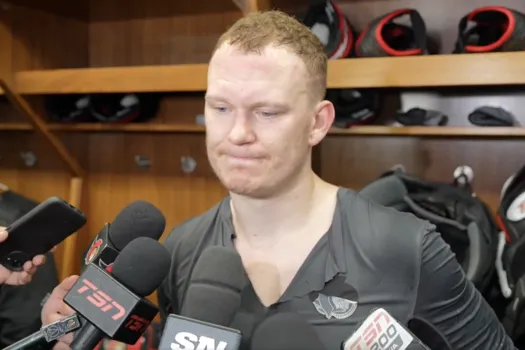 Brady Tkachuk ébranlé à son tour : une scène troublante qui fait réfléchir