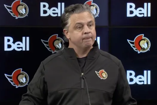 Ça explose à Ottawa : Travis Green traite pratiquement son équipe de vidange en public