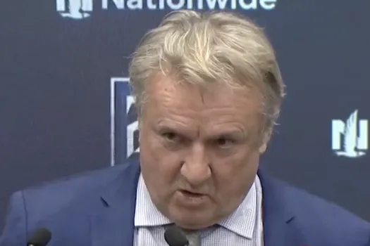 Larmes et colère noire: Rick Bowness en crise devant les caméras