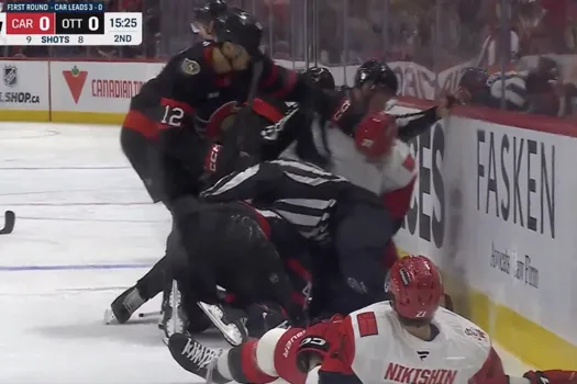 Match le plus violent de l'année: mise en échec dévastatrice et coup de poing salaud