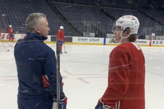 Message fort dans le vestiaire : Cole Caufield dit non à Martin St-Louis