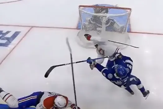 Mise en échec dévastatrice: John Anderson détruit Charles-Édouard D'Astous