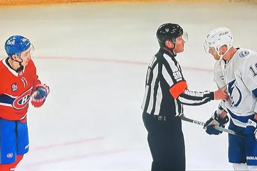 Provocation de Corey Perry envers Lane Hutson: le défenseur réagit