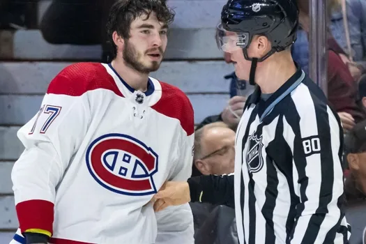 Rejet public: la chambre montre la porte de sortie à Kirby Dach