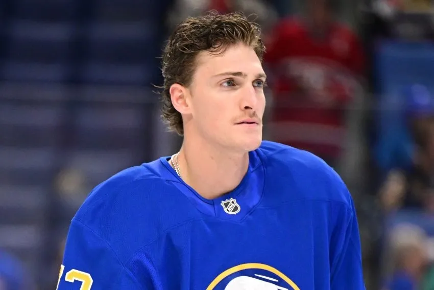 Accusations de tricher: Chris Chelios place Tage Thompson dans l'eau chaude