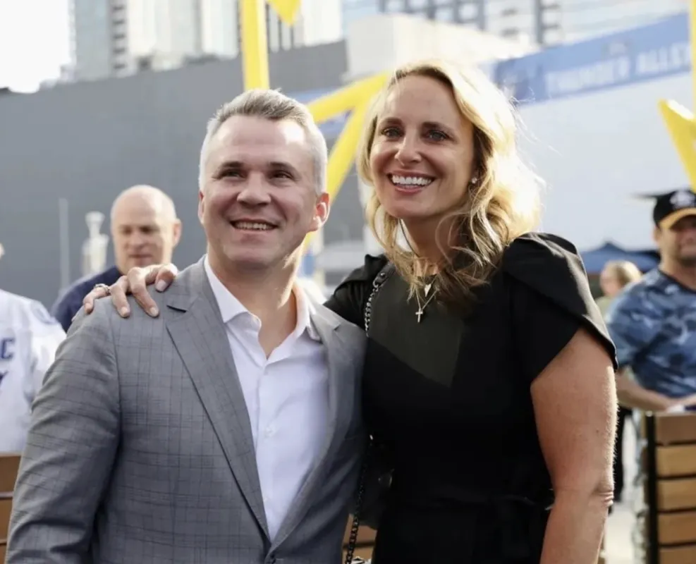 Chambre d’hôtel refusée: la femme de Martin St-Louis fait réagir