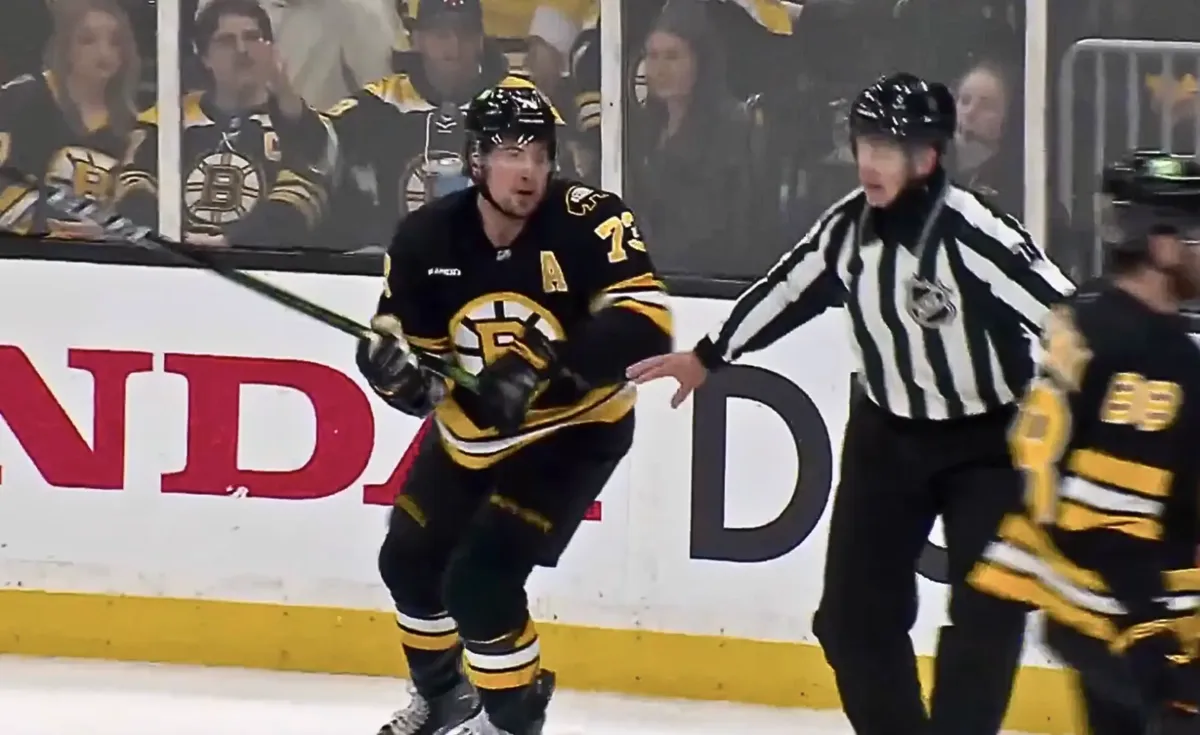 Charlie McAvoy pète les plombs : un coup de hache qui choque toute la LNH
