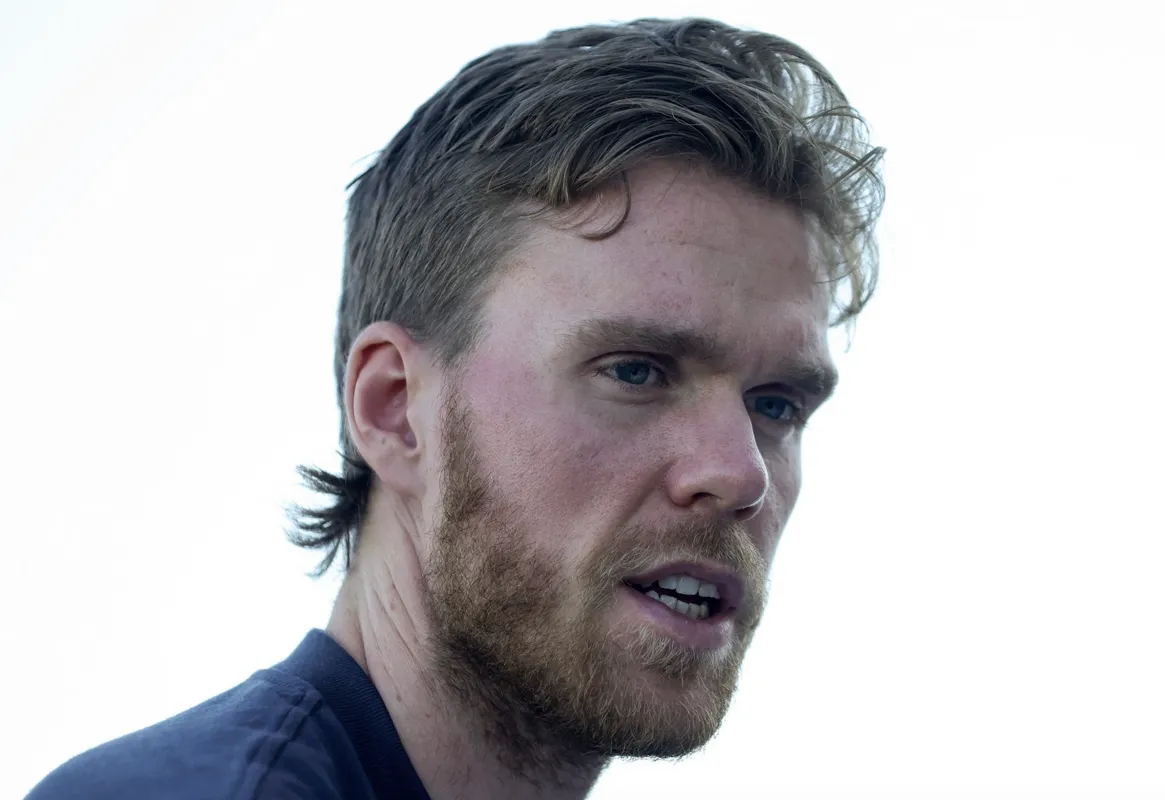 Connor McDavid est à Montréal… le rêve devient soudainement dangereux pour Edmonton
