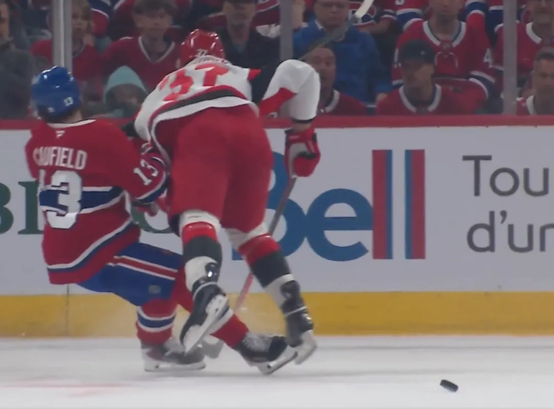 Coup à la tête: Cole Caufield sonné par Andrei Svechnikov