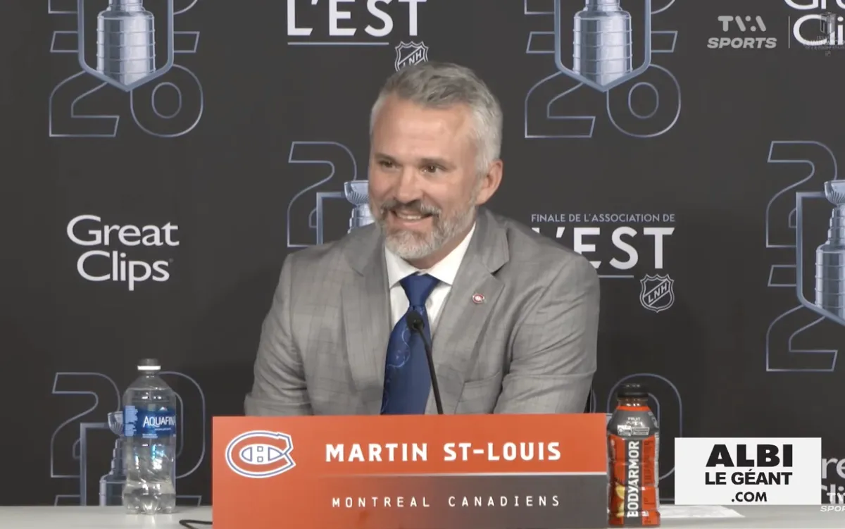 Indignation dans la salle de presse: Martin St-Louis rit devant les journalistes