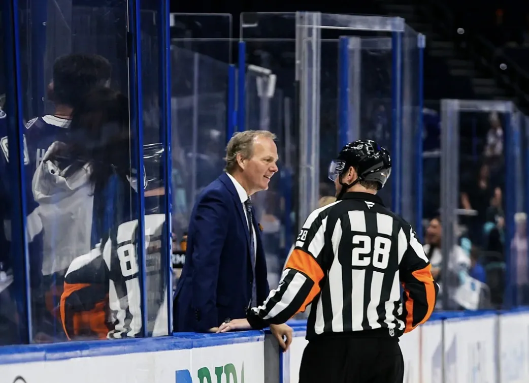 Jon Cooper et les arbitres au bar : une bombe éclate au pire moment pour Montréal