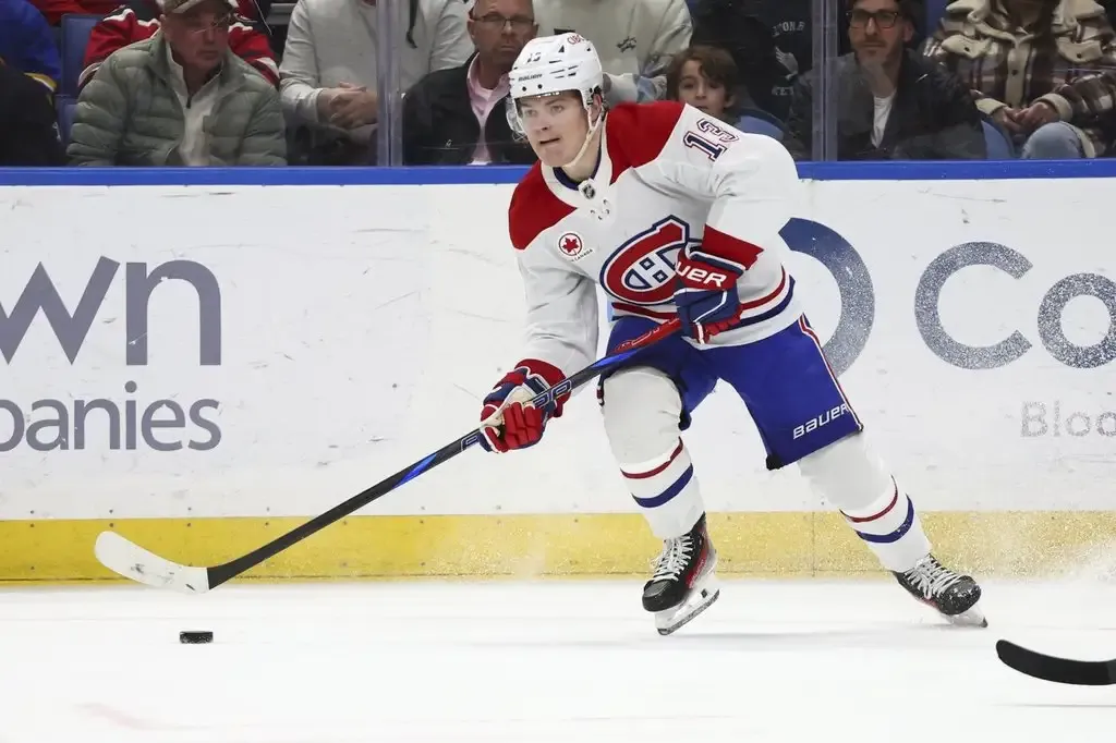 Triste scène: Cole Caufield fracassé sur une table par un fan des Sabres