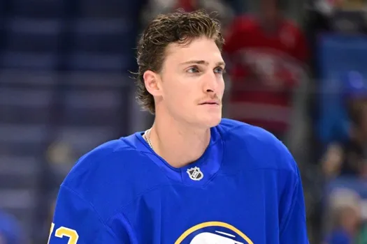 Accusations de tricher: Chris Chelios place Tage Thompson dans l'eau chaude