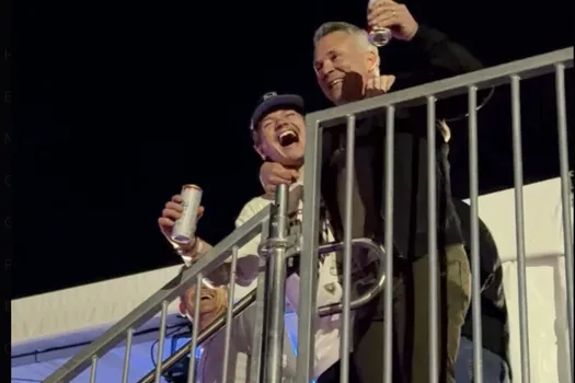 Caler de la bière en public: Martin St-Louis trop proche de ses joueurs?