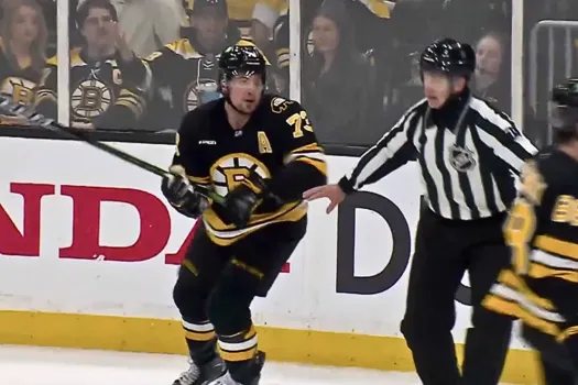 Charlie McAvoy pète les plombs : un coup de hache qui choque toute la LNH