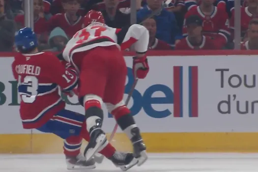 Coup à la tête: Cole Caufield sonné par Andrei Svechnikov
