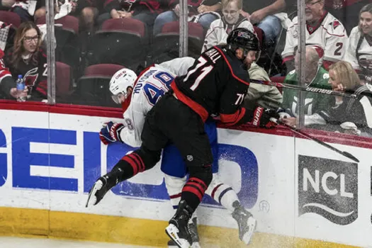 Des enfants contre des hommes: Martin St-Louis perd ses moyens