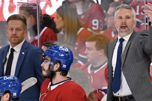 Images tendues entre Noah Dobson et Martin St-Louis: ça chauffe sur le banc