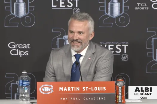 Indignation dans la salle de presse: Martin St-Louis rit devant les journalistes