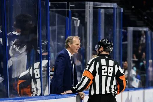 Jon Cooper et les arbitres au bar : une bombe éclate au pire moment pour Montréal