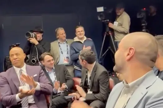 Larmes au yeux en salle de presse: Martin St-Louis honore Renaud Lavoie