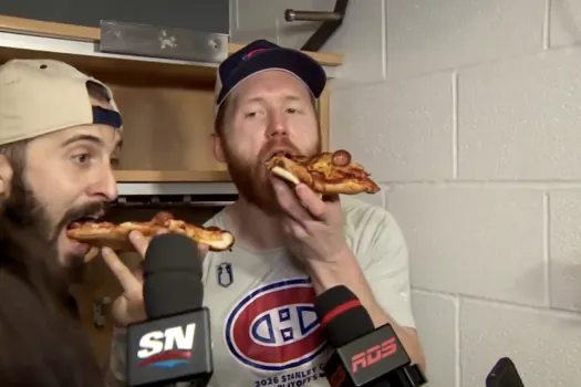 Moment gravé dans le temps: la pizza de Phil Danault débarque encore