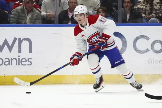Triste scène: Cole Caufield fracassé sur une table par un fan des Sabres