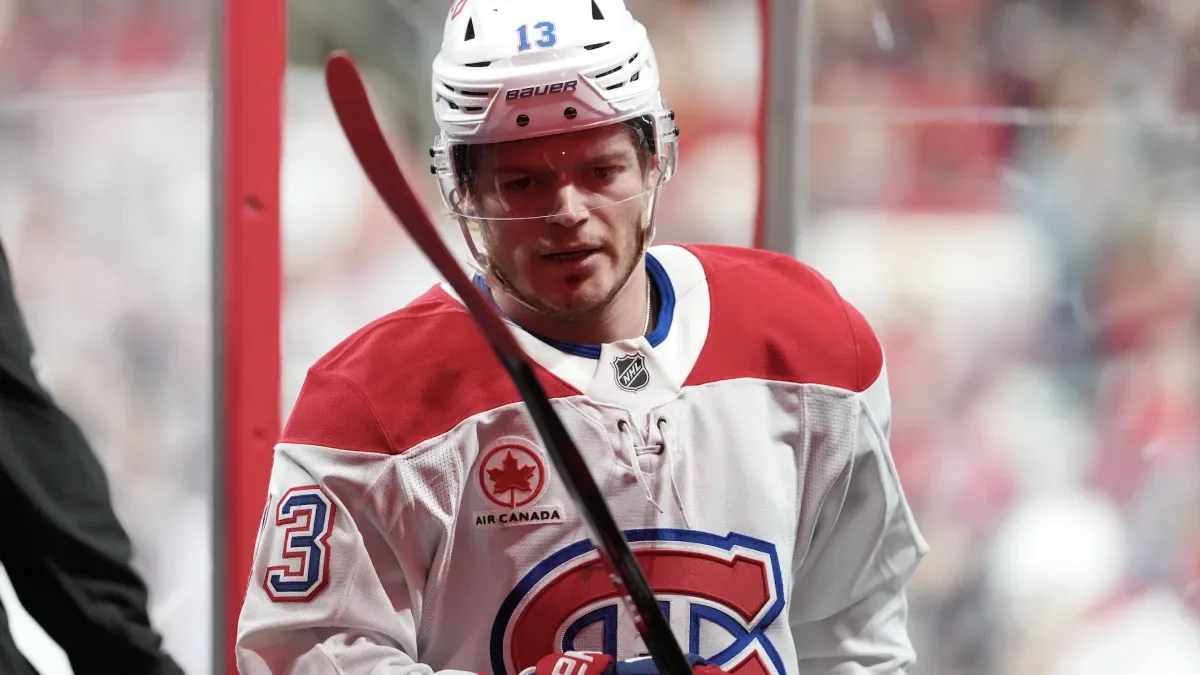 Honte publique: Cole Caufield pris la main dans le sac