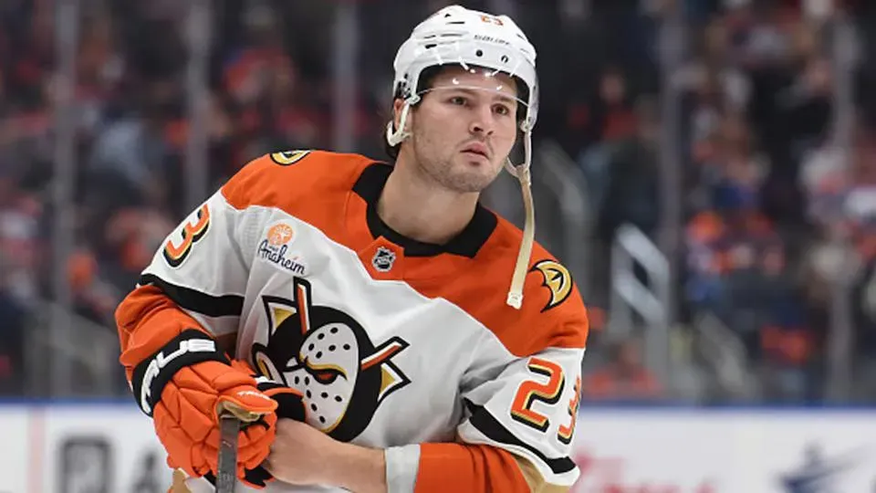 Les négociations de Kent Hughes révélées au grand jour: ça chauffe avec les Ducks