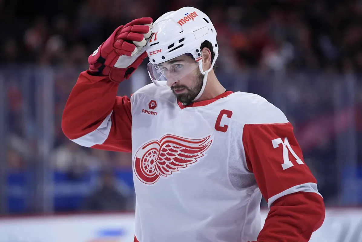 Liste de Dylan Larkin: il accepte d'être échangé à Montréal
