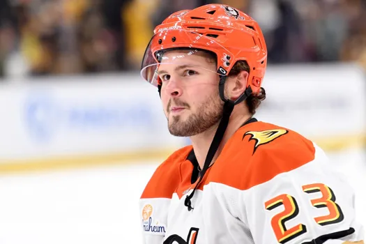 Ça chauffe pour la transaction de Mason McTavish: Montréal prend sa décision