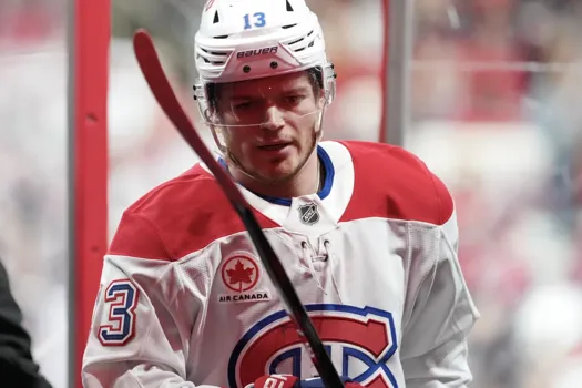 Honte publique: Cole Caufield pris la main dans le sac