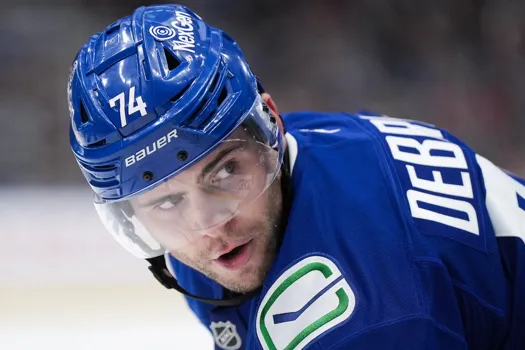 Kent Hughes panique: il approche les Canucks de Vancouver en désespoir