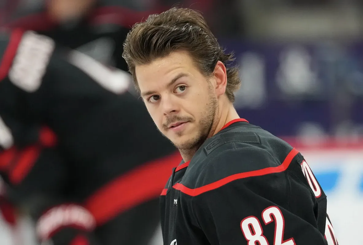 Jesperi Kotkaniemi rejeté lourdement : la Caroline pose un geste glaçant