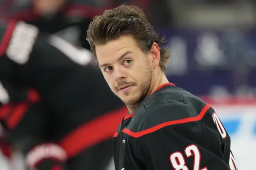 Jesperi Kotkaniemi rejeté lourdement : la Caroline pose un geste glaçant