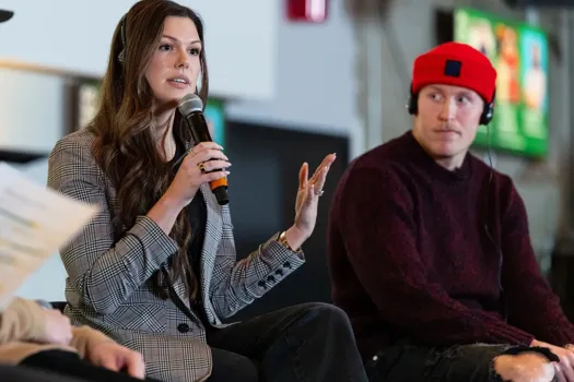 L'amoureuse de Patrik Laine monte au front: elle choisit New York