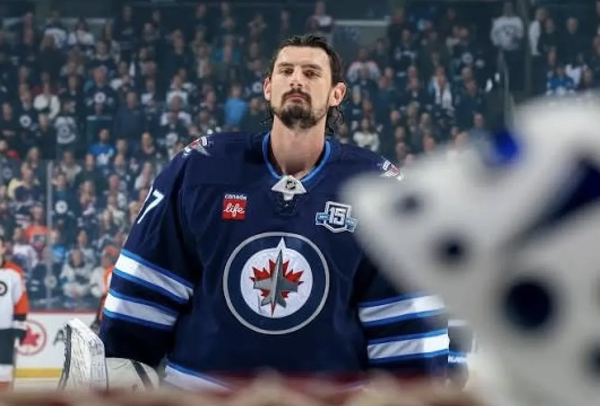 Surprise pour la transaction de Connor Hellebuyck: Vegas soumet une offre