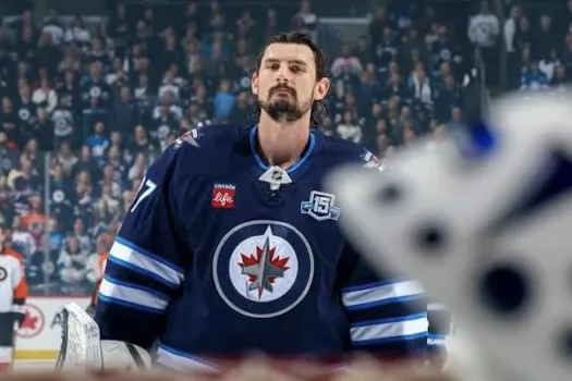 Surprise pour la transaction de Connor Hellebuyck: Vegas soumet une offre