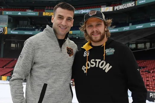 Un moment rempli d’émotions : David Pastrňák tente de convaincre Patrice Bergeron