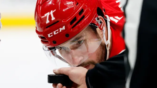 Dylan Larkin craque en direct: le message poignant au Canadien de Montréal