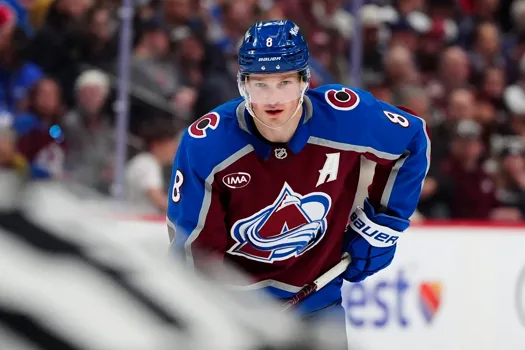 « Beaucoup d’orgueil dans la LNH » : le malaise salarial autour de Cale Makar fait jaser