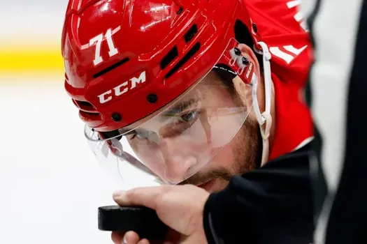 Dylan Larkin craque en direct: le message poignant au Canadien de Montréal