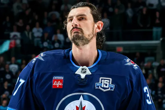Geste agressif: Connor Hellebuyck vend sa maison de Winnipeg pour viser son DG