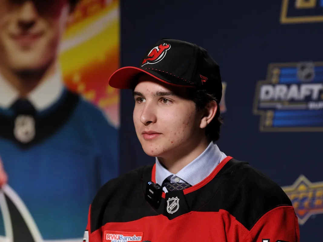 Alerte transaction: un centre talentueux de 18 ans est sacrifié pour Connor Hellebuyck