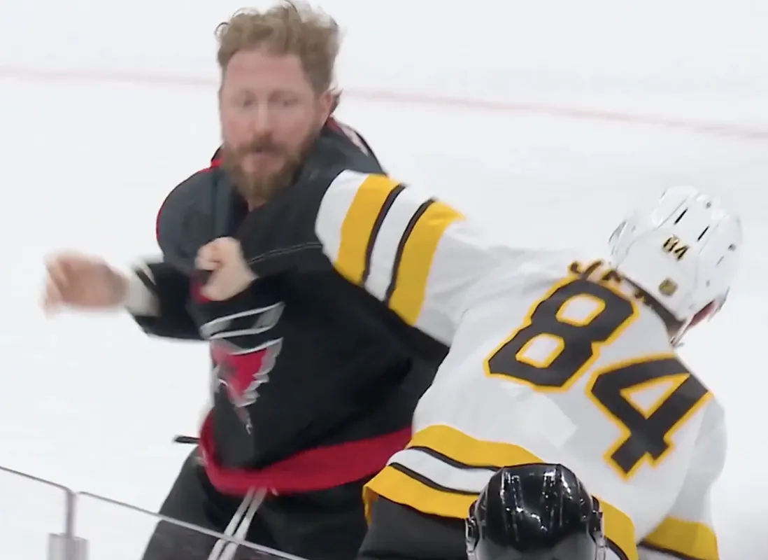 Bagarre de rue: Nicolas Deslauriers et Tanner Jeannot font suer Arber Xhekaj