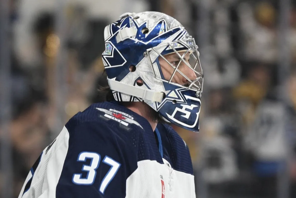 Douche froide pour Connor Hellebuyck: les Sharks de San Jose l'envoient promener