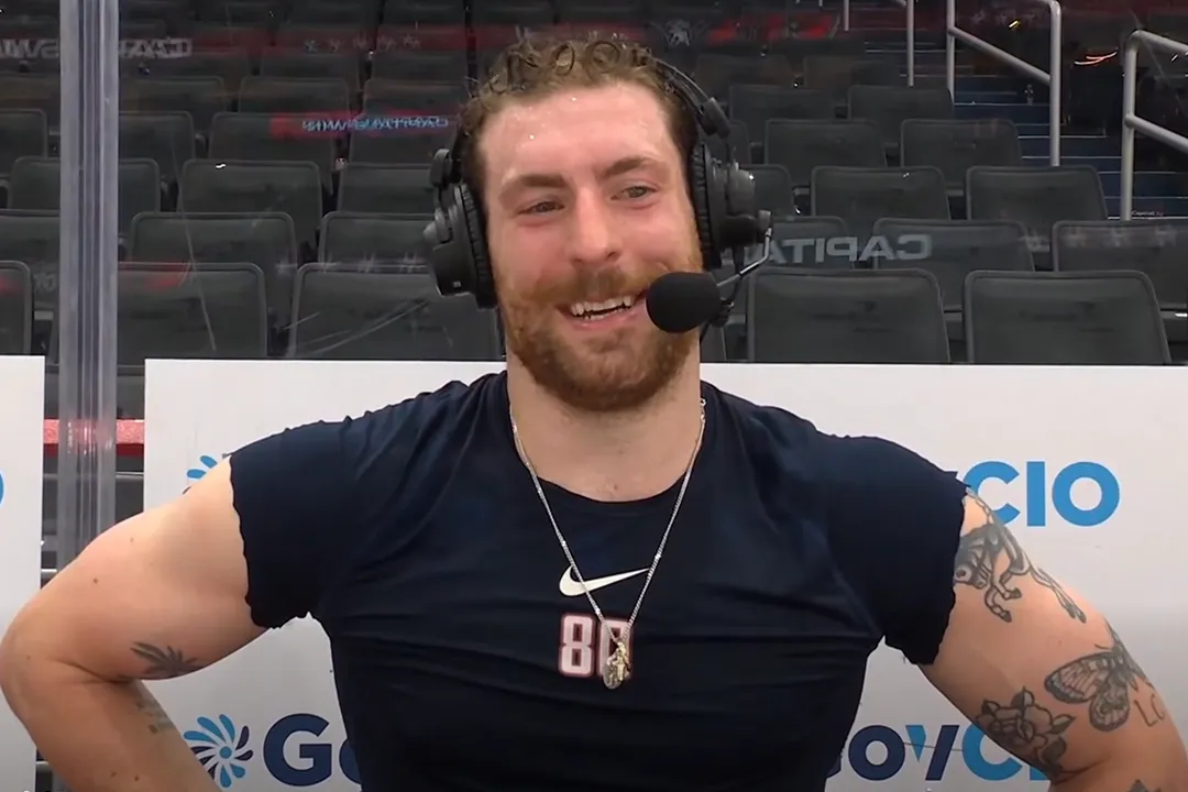 Gros bras, tatouages et petites jambes : Pierre-Luc Dubois fait rire de lui sur les ondes de la LNH