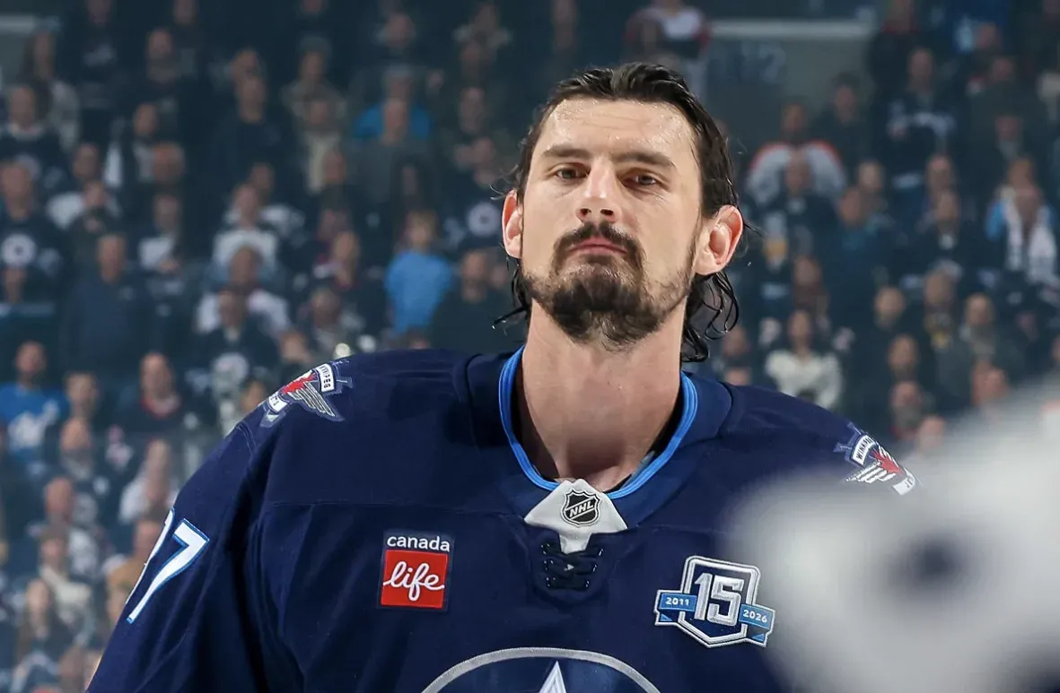 Le malaise atteint un sommet 900 000 dollars plus tard : Connor Hellebuyck forcé de revenir