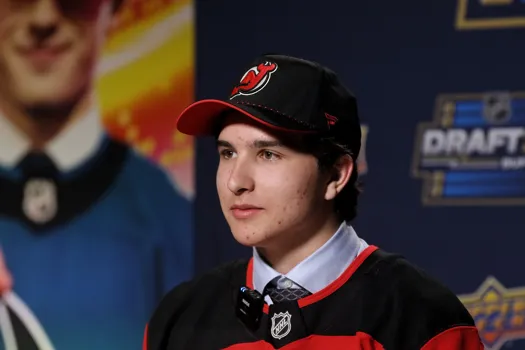 Alerte transaction: un centre talentueux de 18 ans est sacrifié pour Connor Hellebuyck